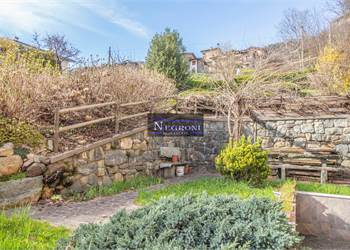 Trilocale con giardino, taverna e box a Valgoglio