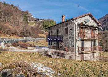 Trilocale con giardino privato e box in bifamiliare a Gandellino